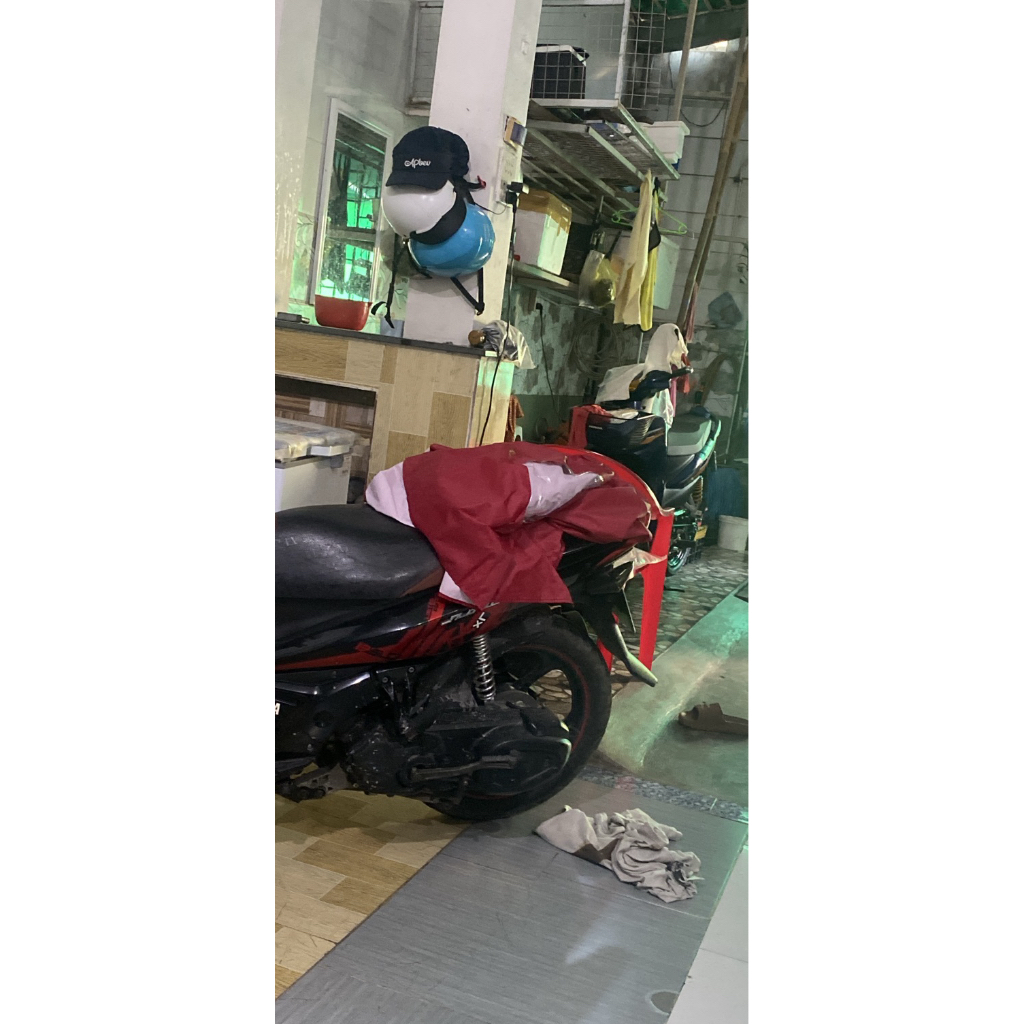 áo mưa màu đỏ