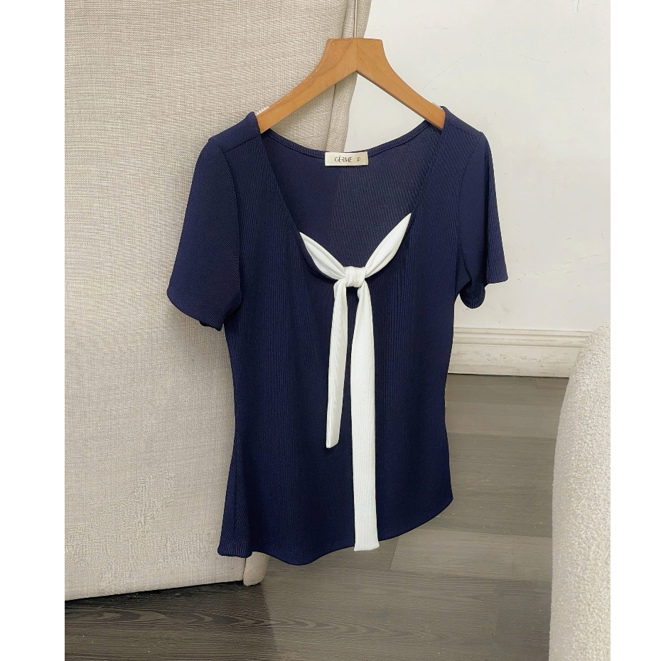 GERME Áo thun nữ Heran Shirt vải thun tăm co giãn cổ vuông phối nơ trắng dáng ôm tay ngắn AVNH082601