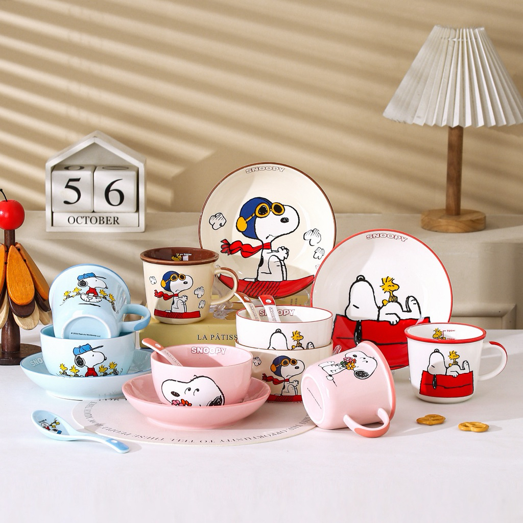 Set 4 Món Bộ Đồ Ăn Bằng Sứ Cao Cấp Chén Dĩa Muỗng Ly in Hình Snoopy. Set Kèm Hộp Quà Tặng Dễ Thương 