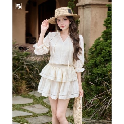 Set bộ Twentyfive gồm áo tay lỡ cổ chữ V và chân váy xòe tiểu thư nhẹ nhàng, mặc đi chơi đi du lịch SAVH99