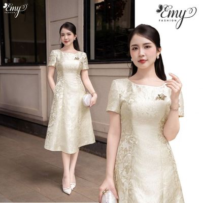 Đầm Thiết Kế EMY Thời Trang Cao Cấp EM9849 Vải Gấm Kem Vàng Sang Chảnh Đi Tiệc
