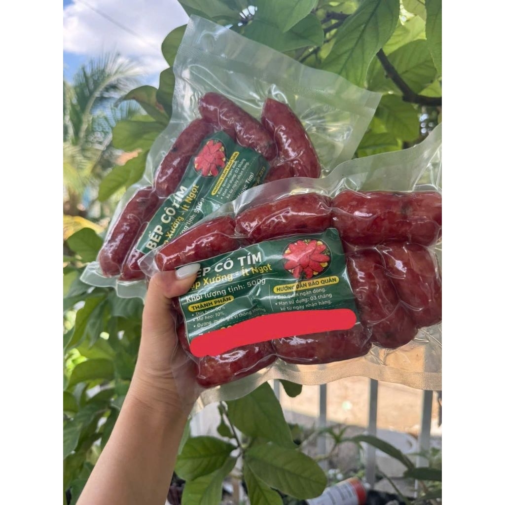 Combo 2kg lạp xưởng Bếp Cô Tím gồm 1kg lạp trứng muối và 1kg lạp truyền thống.