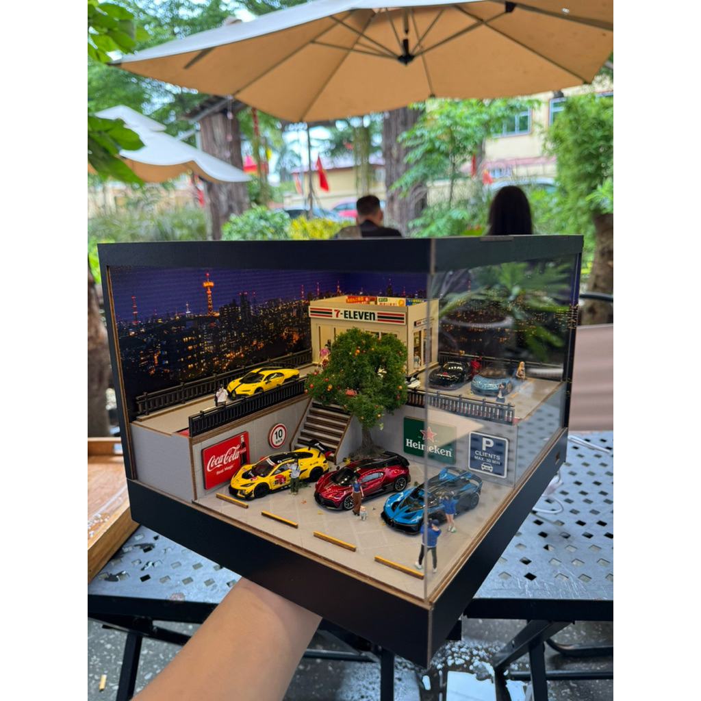 Diorama Bãi Đỗ Xe 2 Tầng Có 7-Eleven Tỷ Lệ 1:64 Có Đèn LED - Mô Hình Trưng Bày Xe Mini GT, Inno64, T