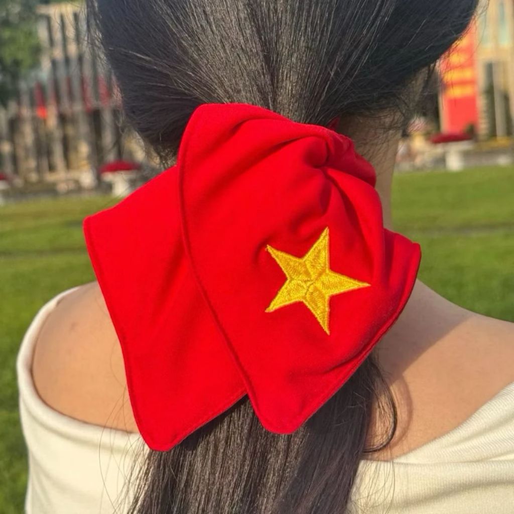 Dây buộc tóc Scanchi cờ đỏ sao vàng phụ kiện HOTREND dịp 2/9 cổ vũ