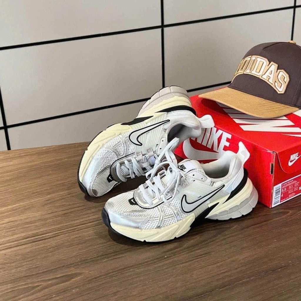 [ CHÍNH HÃNG ] GIÀY NAIKI V2K RUN SUMMIT WHITE SILVER FD0736-100 UNISEX NAM NỮ MANG ĐỀU ĐƯỢC
