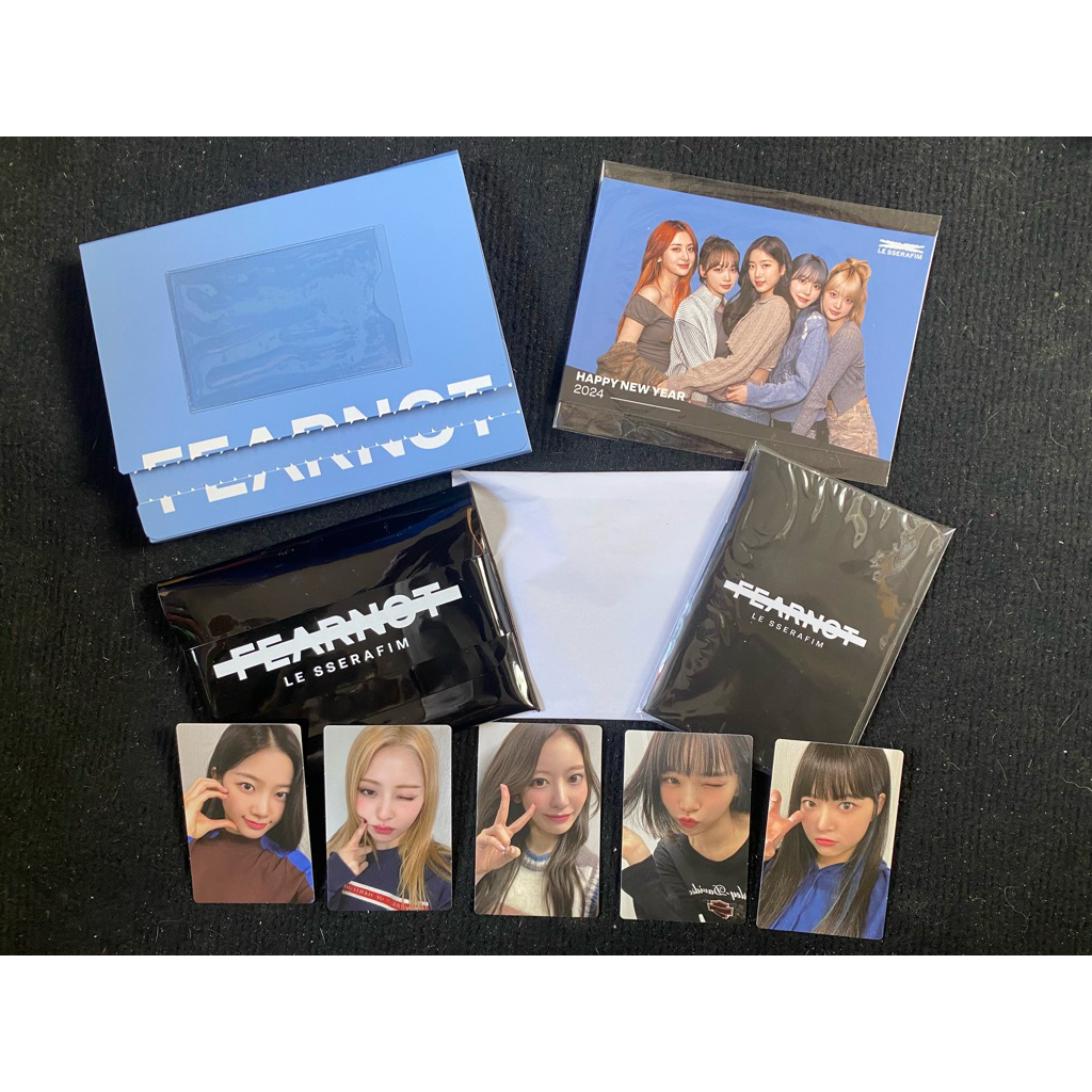 Le sserafim Offical goods membership kit gồm set card và goods như hình.