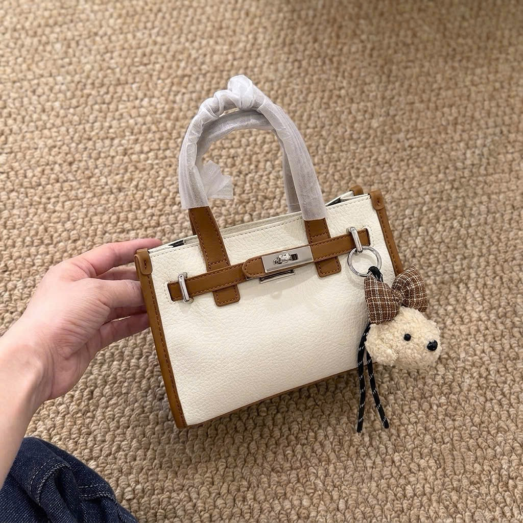 Set Túi Ví dáng Vuông Phối Viền Nâu size 25cm tặng kèm Charm Cún