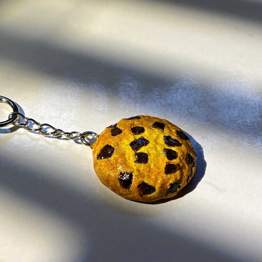 Móc Khóa Bánh Quy Socola Chip Handmade Từ Đất Sét Tự Khô – Cookie Chocolate Chip Mini Dễ Thương Tran