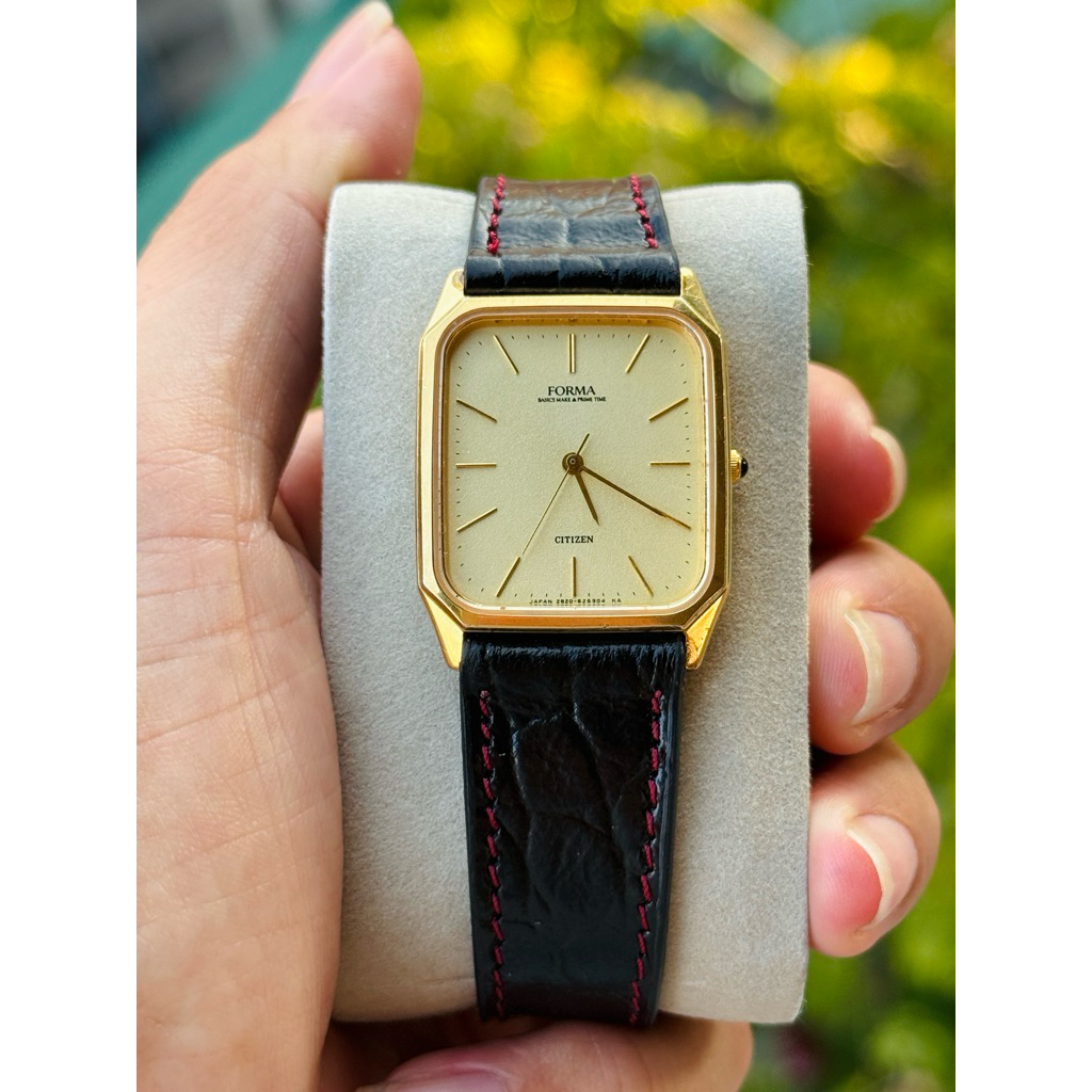 Đồng hồ Tank Citizen Forma quartz kính saphia, mặt cát vàng, núm đá quý độ mới hoàn hảo