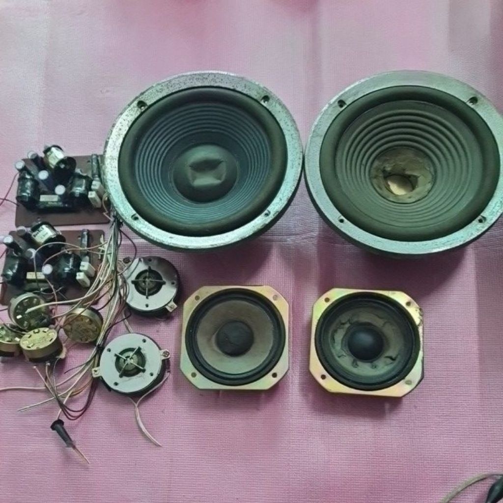BÁN XÁC BỘ LOA  AIWA, JAPAN  THÁO THÙNG BỂ GỒM:2 LOA  BASS ,2 LOA MID, 2 LOA TREBLE ĐỨT, 2 BỘ PHÂN T