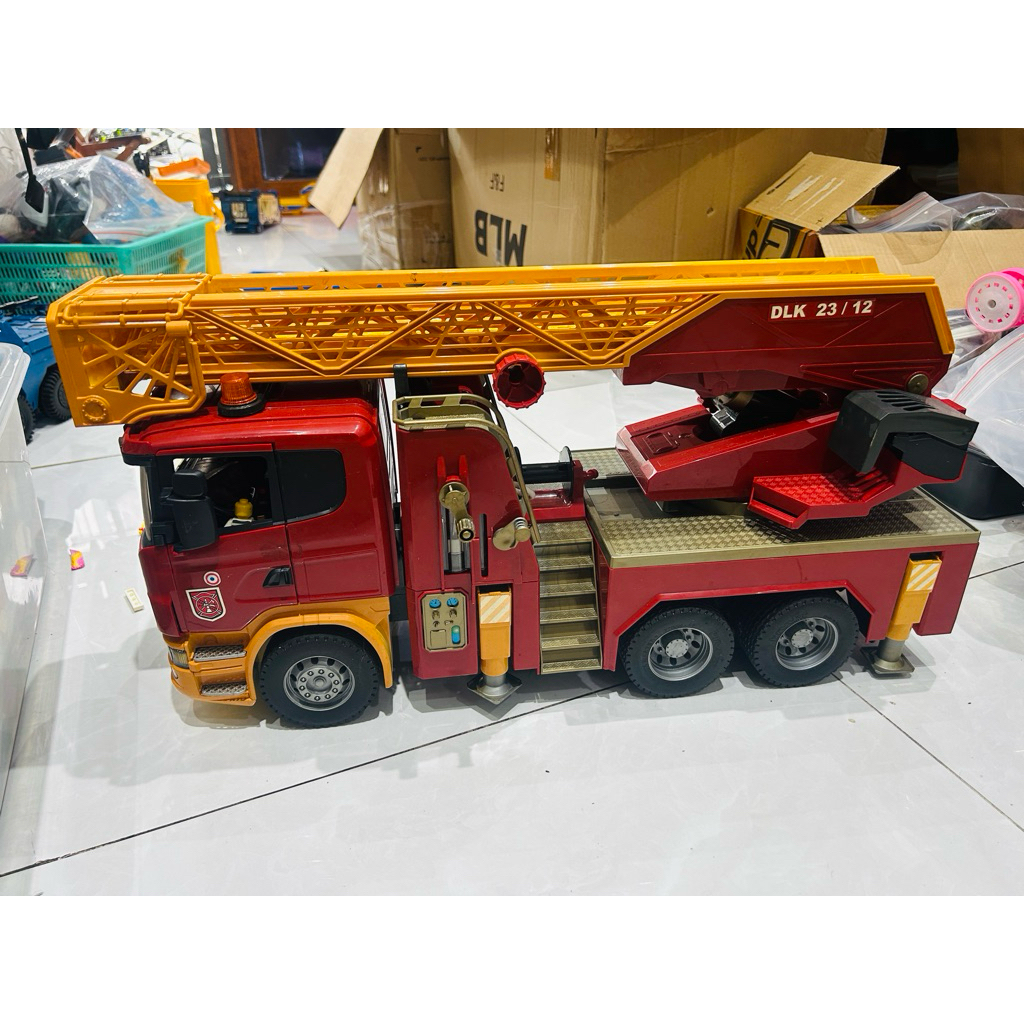 Mô hình xe cứu hỏa thang xoay Scania R-Series tỉ lệ 1:16 của thương hiệu Bruder (Đức) hàng cũ