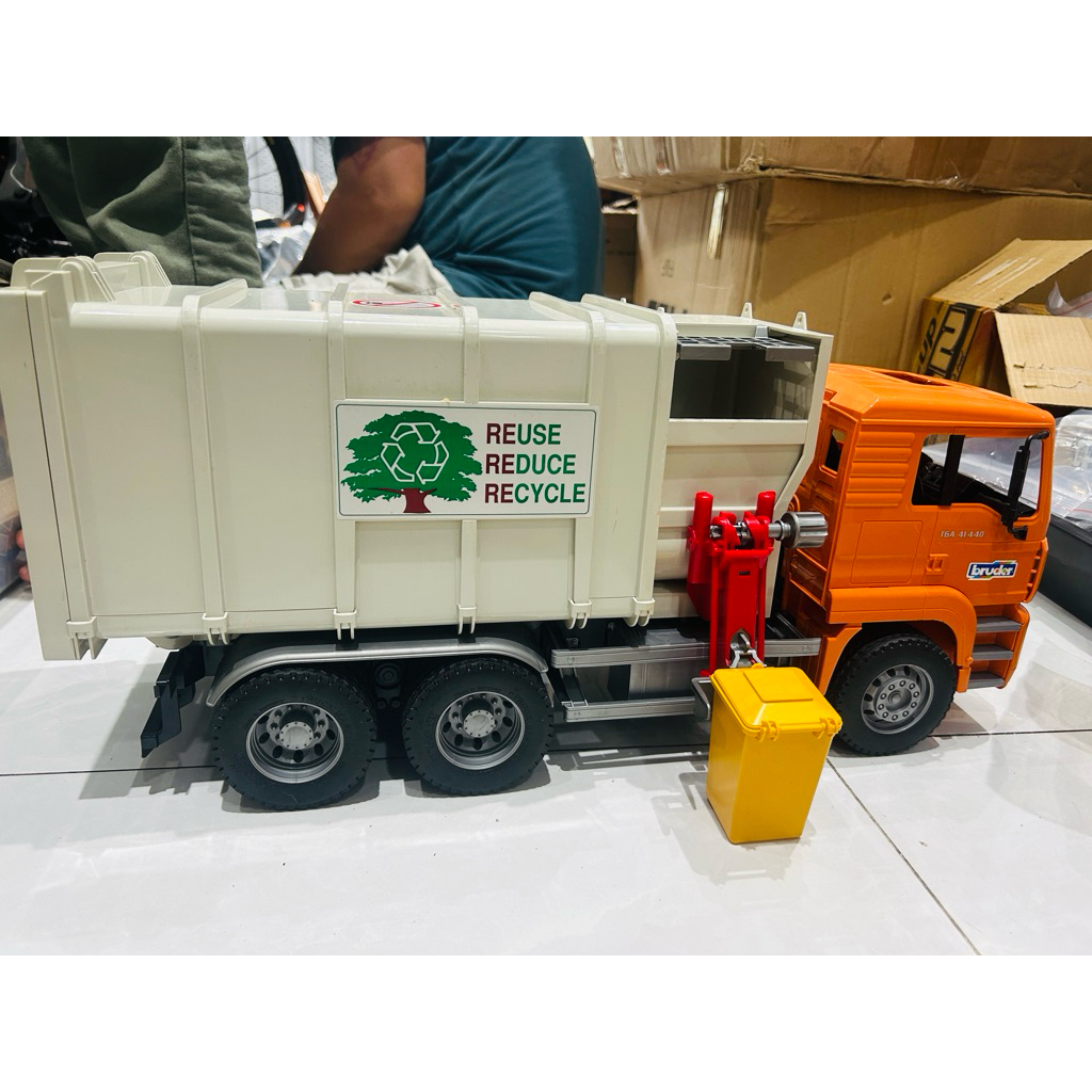 Mô hình xe rác cấp Bruder MAN TGS/TGA Side Loading Garbage Truck tỷ lệ 1:16 sản xuất tại Đức