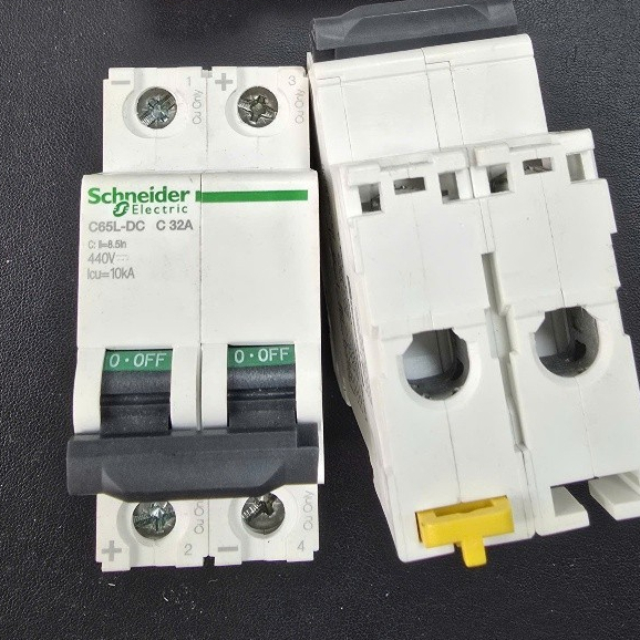 CB DC Schneider C65L-DC C32A 2P 440VDC 10kA – MCB DC 32A Cho Điện Mặt Trời, Hàng Tháo Tủ 99%