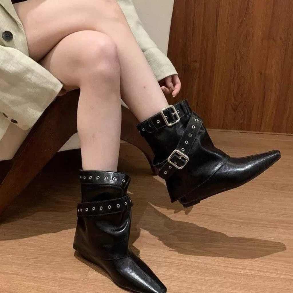 giày boot nữ cổ lửng phong cách biker/hiệp sĩ cá tính, nổi bật với thiết kế mũi nhọn thời thượng