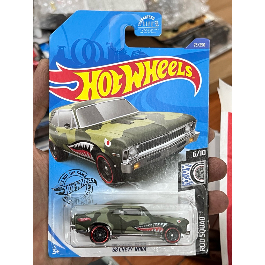 Xe mô hình Hot Wheels 68 Chevy Nova