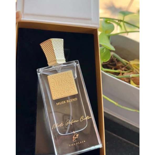Khadlaj: Musk Pure Musk Blend- mùi musk sạch, phấn nhẹ và hoa mềm