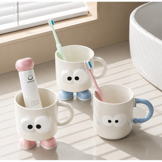 Cốc đánh răng mắt to màu xanh hồng có chân cute kèm quai cầm trang trí nhà tắm