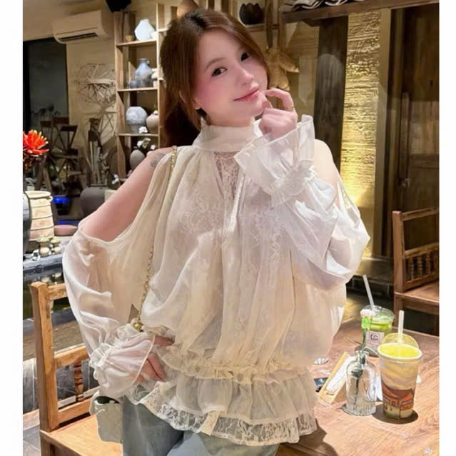 LIPU - [AO1508] ÁO CỔ CAO HỞ VAI DÀI TAY BO CHUN TRẮNG KEM