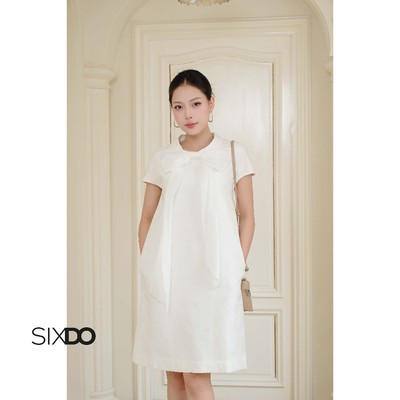 Đầm gấm trắng dáng ngắn trẻ trung SIXDO (White Bowtie Brocade Loose Dress)