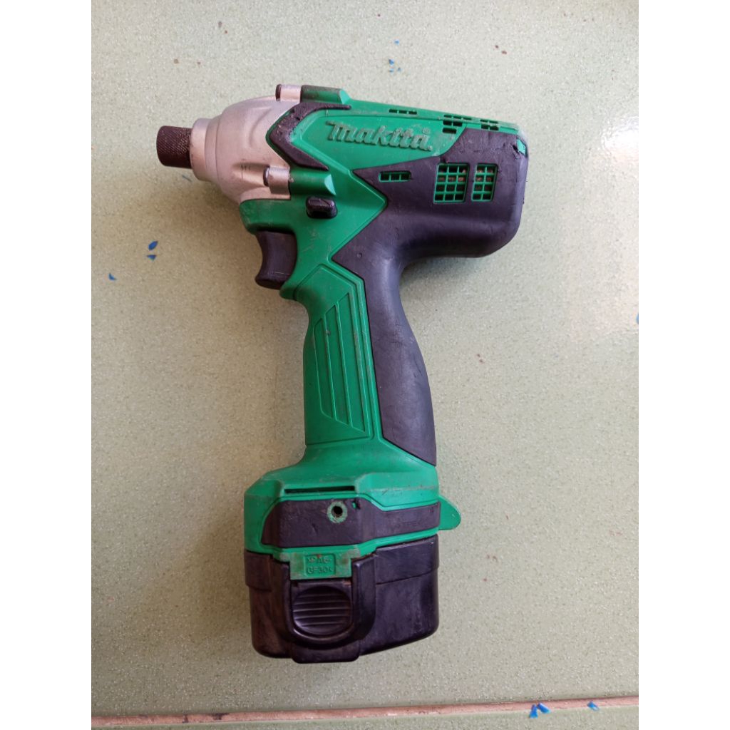 Thân máy chuyên vít Makita 12v, máy đã qua sử dụng, tặng kèm vỏ pin