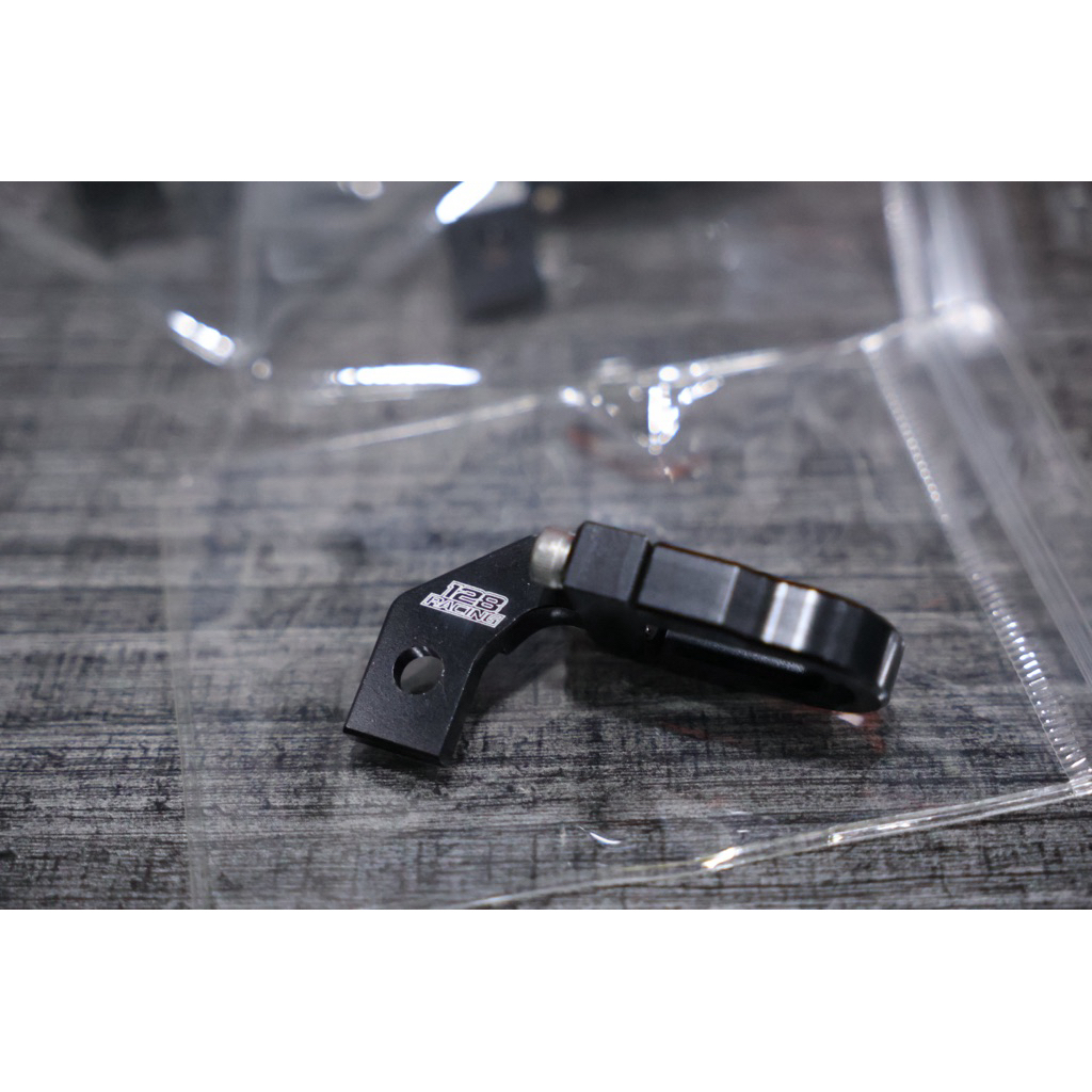 Pat kẹp dây dầu CNC 128 racing cho xe tay ga bên trái