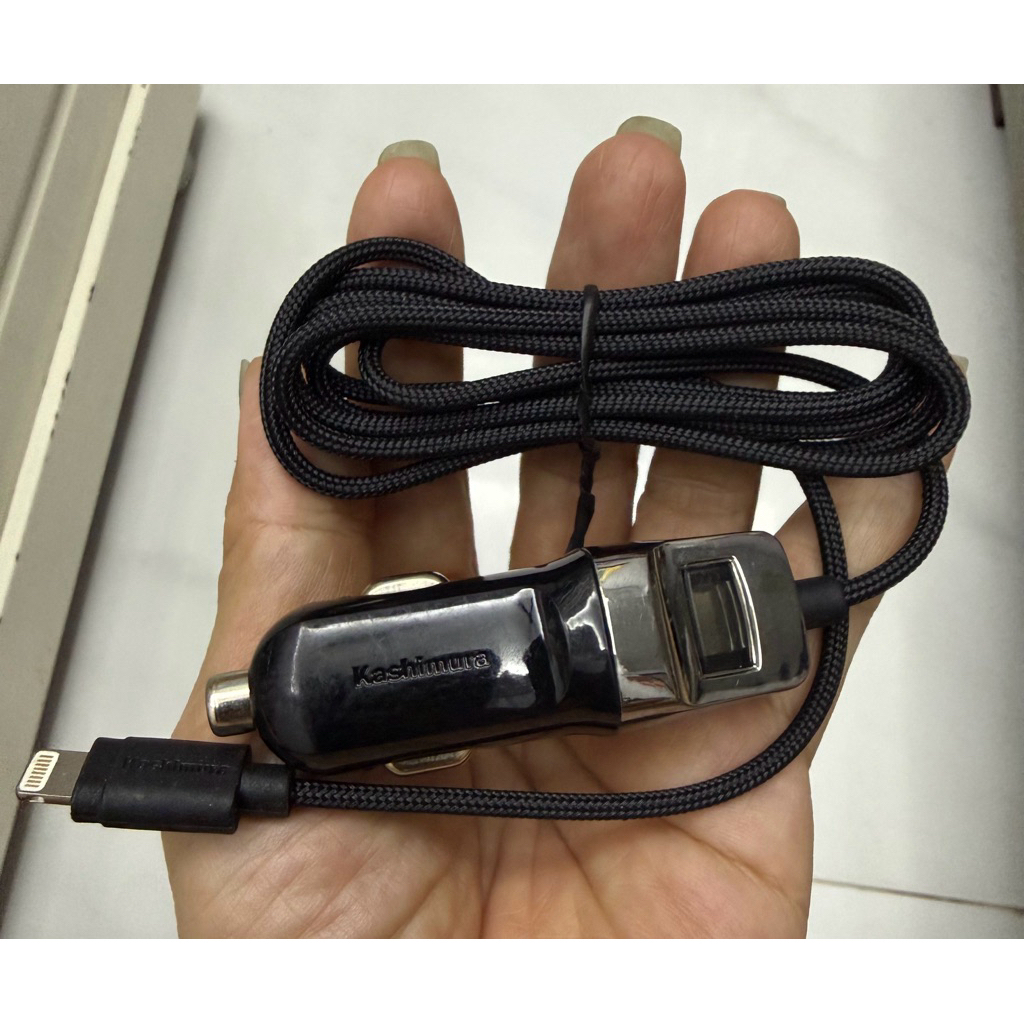 *  Tẩu sạc điện thoại trên ô tô hoặc thiết bị truyền phát sóng FM (FM Transmitter) thương hiệu Kashi