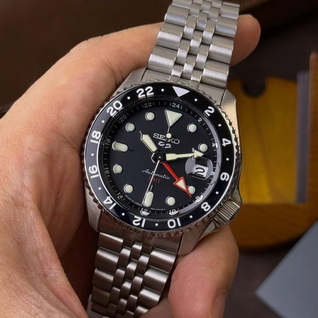 Đồng hồ nam dây thép Seiko 5 Sport Automatic GMT Bruce Wayne SSK001K1 SBSC001