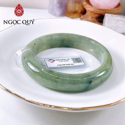 Vòng cẩm thạch A Myanmar - Ngọc phỉ thúy type A bản hẹ xanh dầu chất nếp mịn ni 51-58 LM94 (kèm kđ type A) - Ngoc Quý