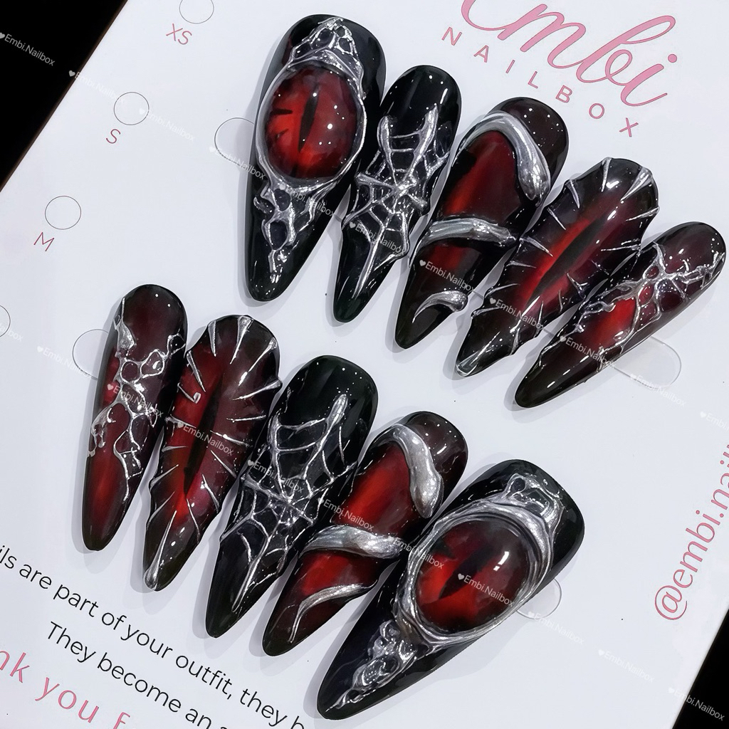 Nailbox thiết kế tráng gương nền đỏ đen EMBI NAILBOX E102 - móng tay giả vẽ y2k đỏ đen vẽ nổi rắn mắ