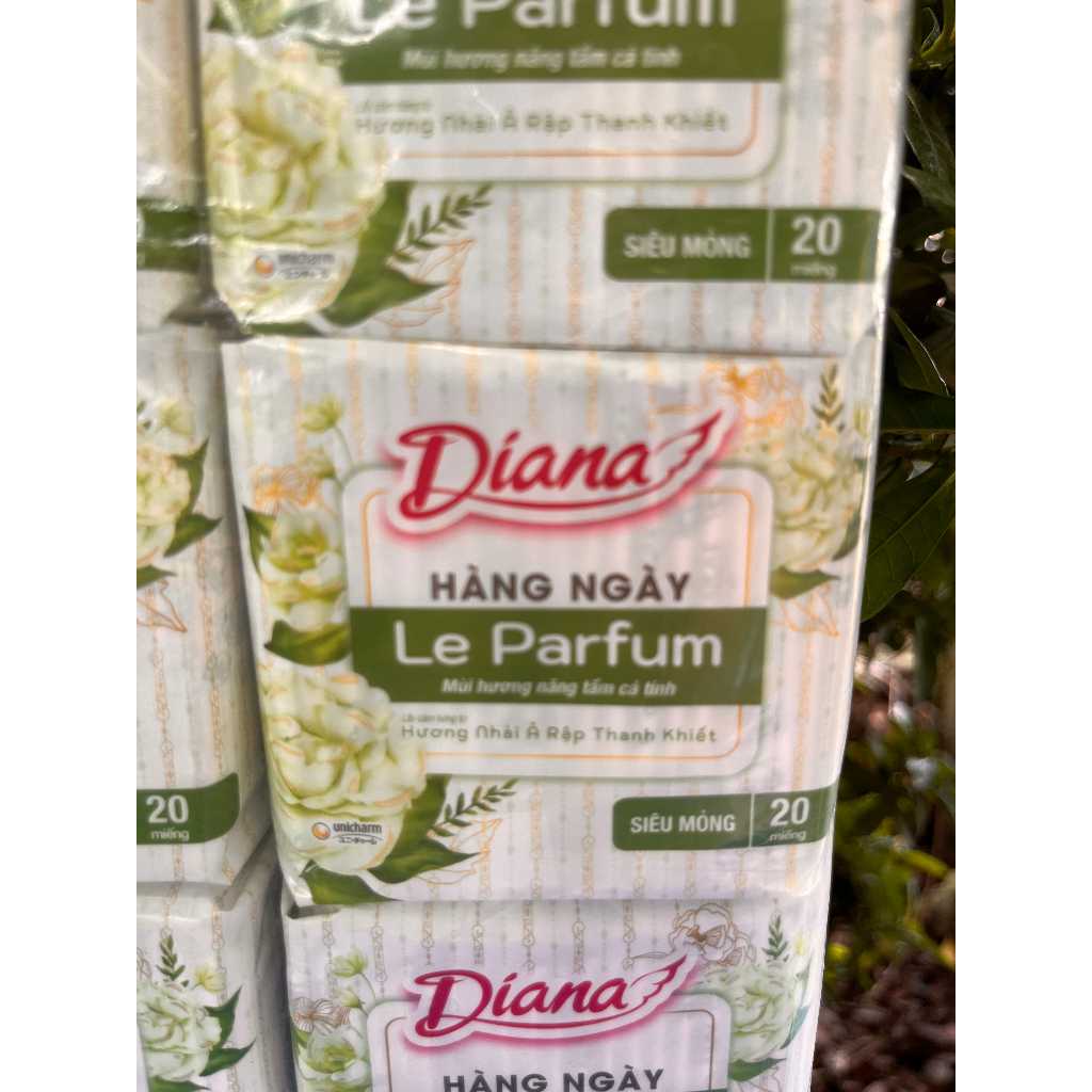 Gói 20 Miếng (Loại Nhỏ 15.5cm)- 1 Gói Băng Vệ Sinh Diana Hàng Ngày Le Parfum - Hương Nhài Ả Rập Than