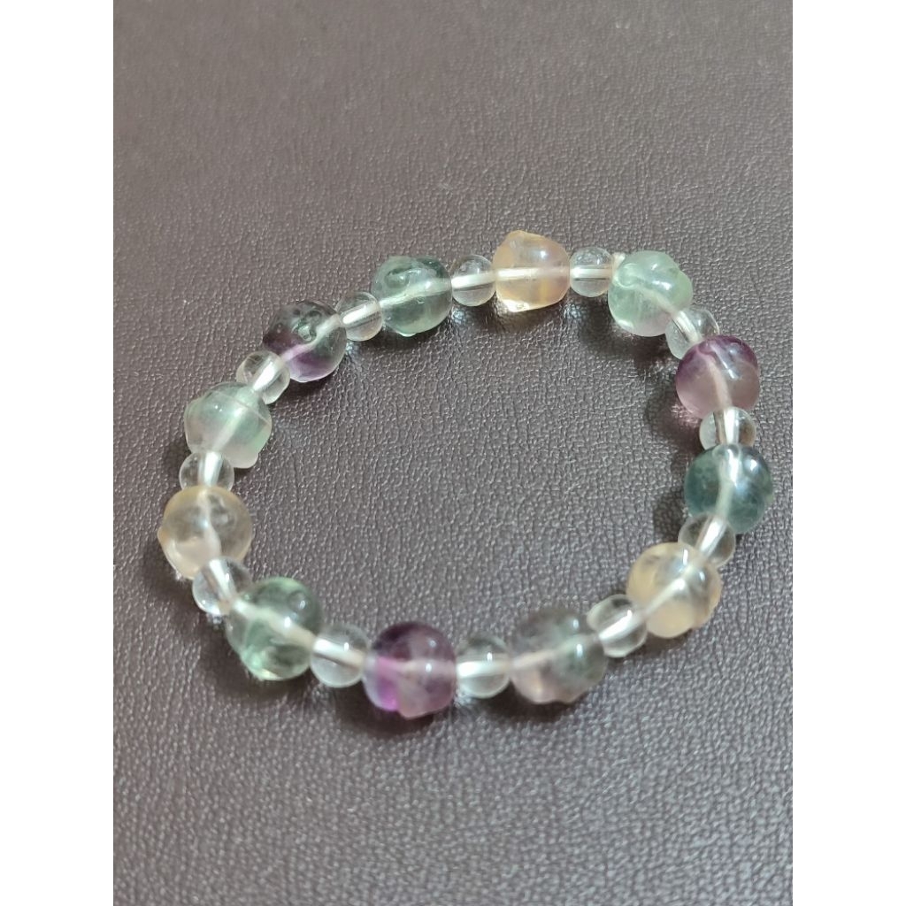 một chiếc vòng tay làm từ đá Fluorite (hay còn gọi là huỳnh thạch)