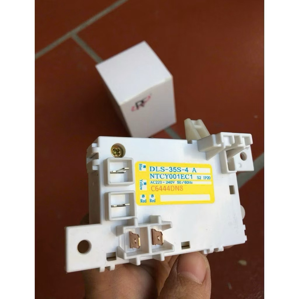 Công Tắc Khóa Cửa Máy Giặt Toshiba AW - MF920LV mới chính hãng