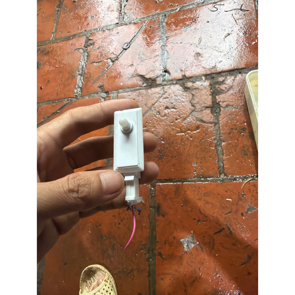 Công tắc đèn cửa ngăn mát tủ lạnh Samsung inventer 203L cũ tốt