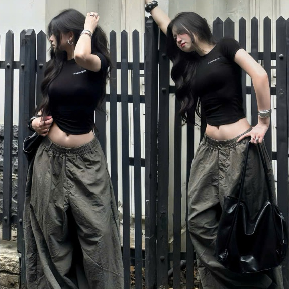 QUẦN GIÓ UNISEX - MON STUDIO  Quần gió nhăn form ống rất rộng, vải gió dày dặn, đứng form Mon Studio