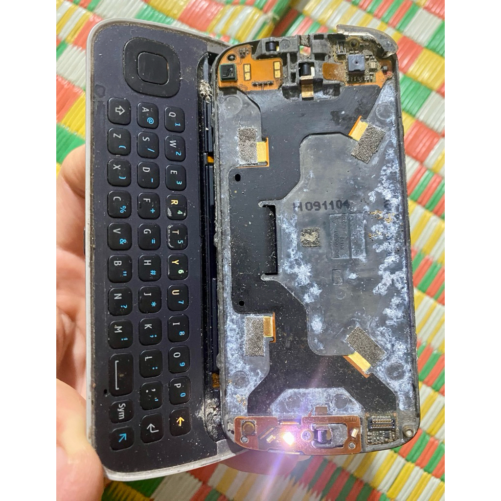 Xác Nokia N97 bấm còn rung sáng đèn phím, còn lại k thấy phản hồi gì thêm, xác còn lại như hình thôi