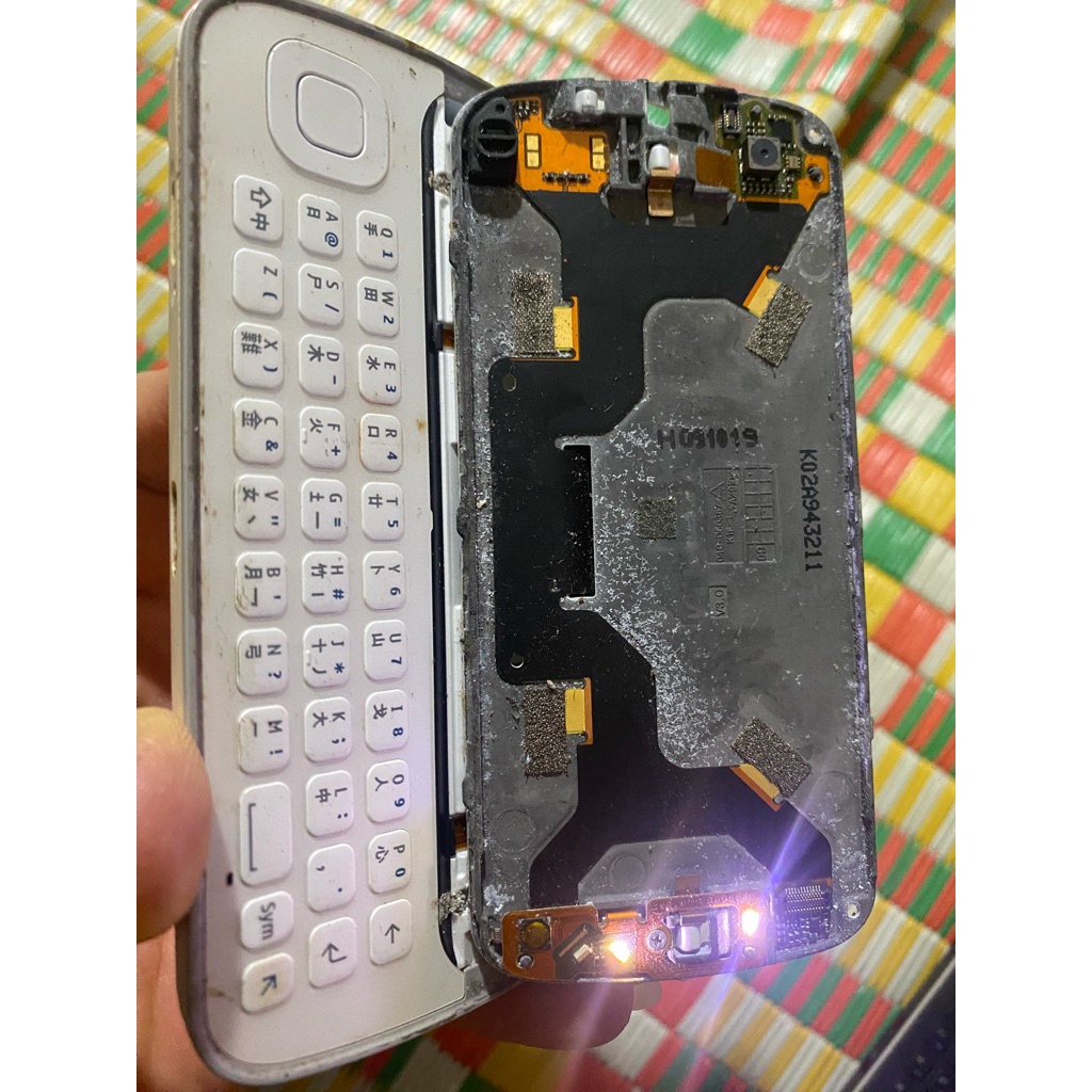 Xác Nokia N97 không màn , còn lại như hình, bấm rung sáng đèn phím, k test đc gì thêm, ae lấy đồ vọc