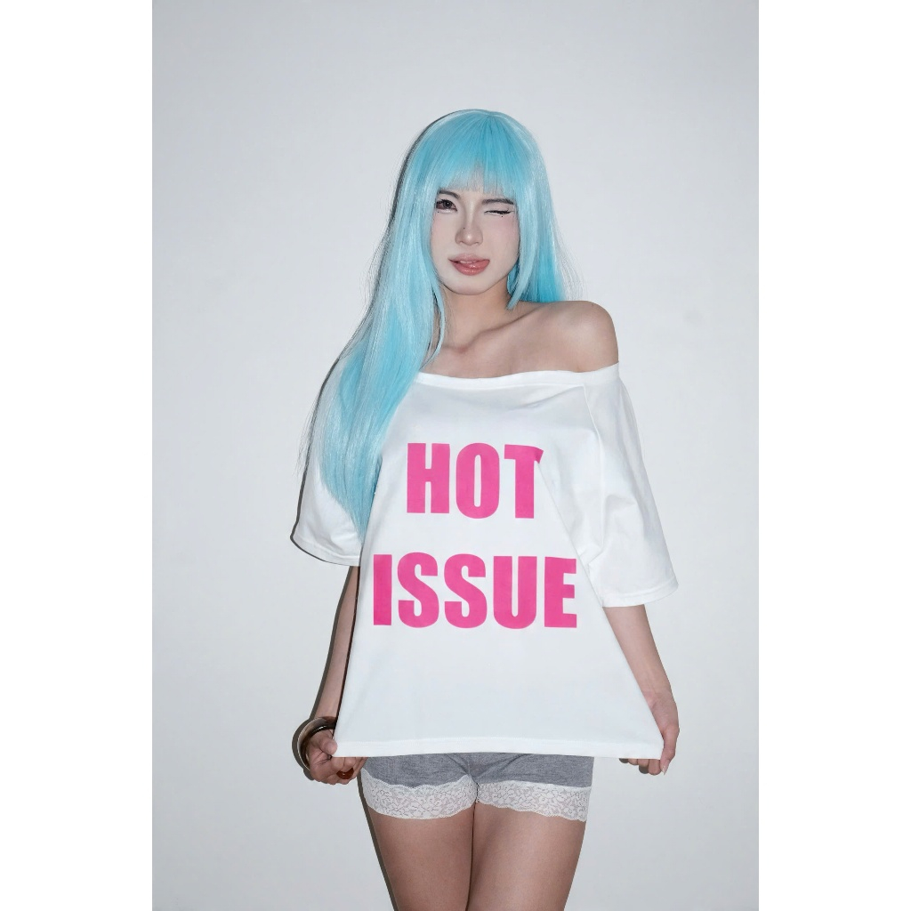 LIMFAM | Áo thun nữ trễ vai in chữ “HOT ISSUE” - HOT ISSUE Ver1