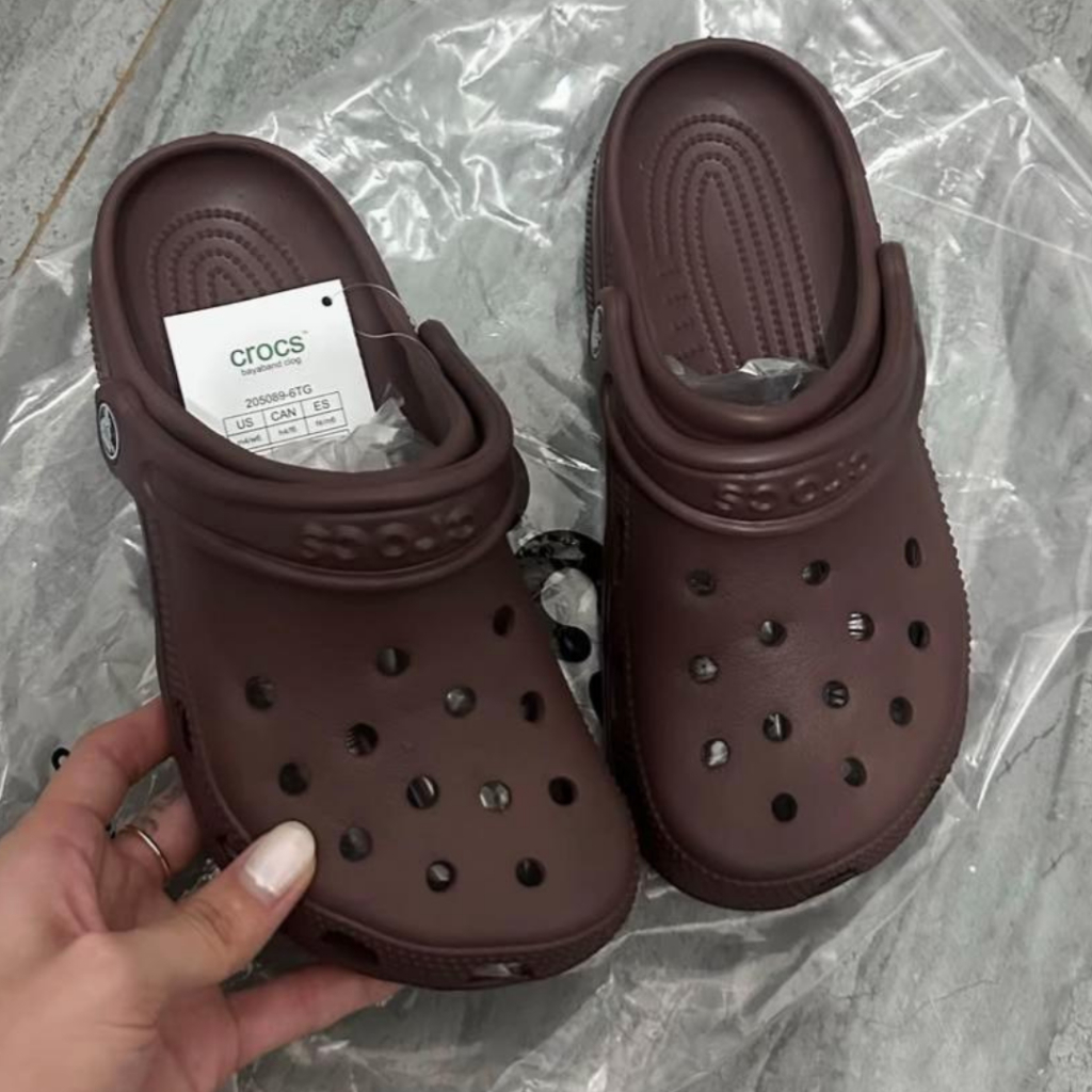 Dép Crocs Classic Clog Màu Nâu Socola – Siêu Nhẹ, Siêu Bền, Êm Chân Cả Ngày