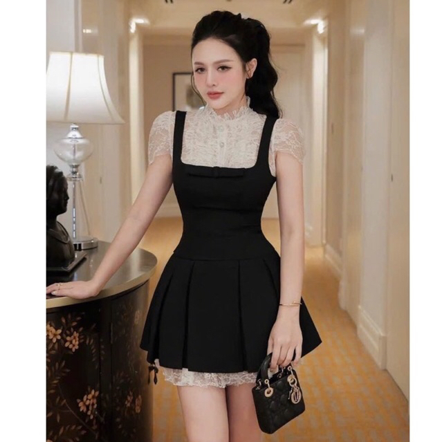 (CHANGROOM) Set Váy Yếm Đen Nơ Ngực Phối Áo Ren Trắng Chân Váy Xếp Ly Viền Ren Tiểu Thư Dáng Ngắn
