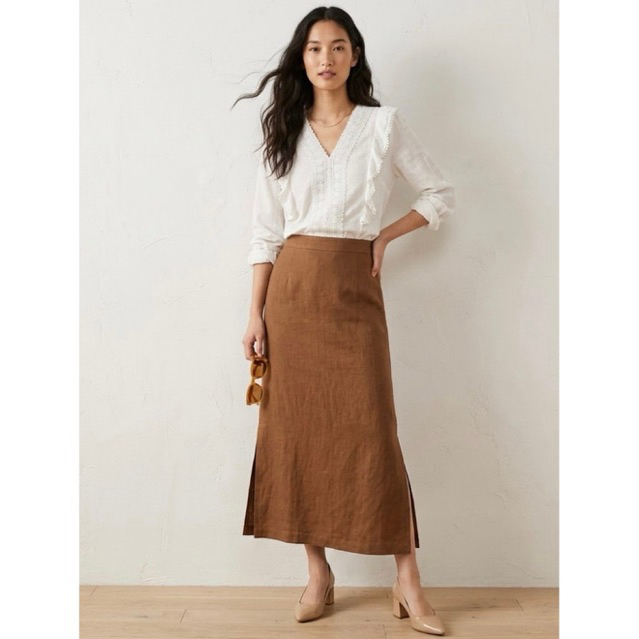 Áo sơ mi lụa kiểu tiểu thư màu trắng kem- 2 Hand (Size L).Cream white lady-style silk shirt - 2 Hand