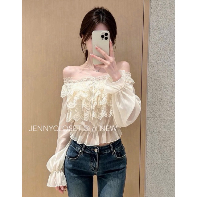 JENNYCLOSET ® ( CÓ SẴN) - Áo kiểu nữ trễ vai voan tơ dài tay bèo tầng cao cấp dáng crotop phong cách Vintage Hàn Quốc