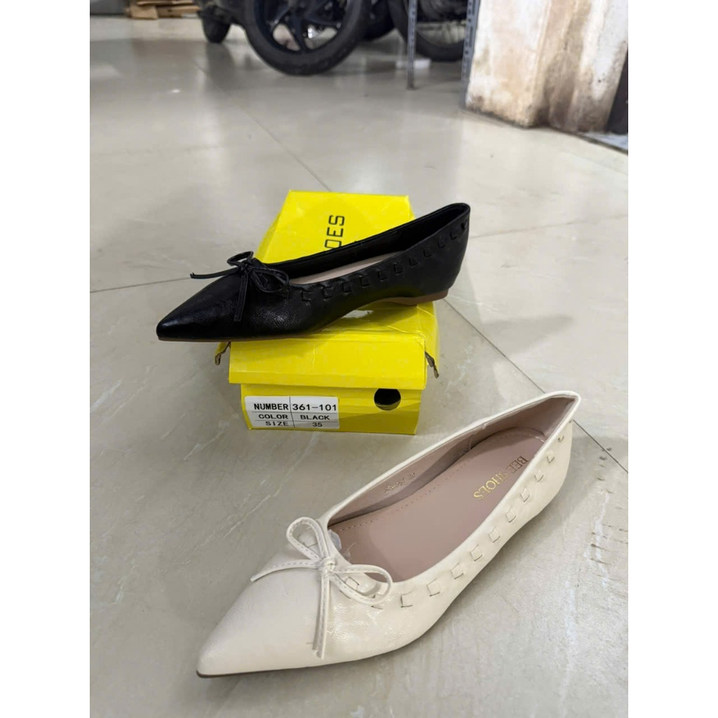 Giày búp bê nữ đính nơ BEESHOES giày lười mũi nhọn, đế bệt sẵn màu kem - đen BB051