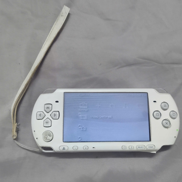 Máy Sony PSP 3000 màu trắng - thẻ 32g full game - cũ - qua sử dụng - Pin mới 100% - sạc mới 100%