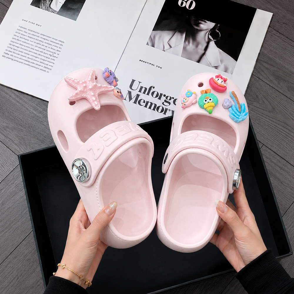 Dép Sục Nữ Bít Mũi Đế Bánh Mì Siêu Nhẹ Gắn Charm Cute, Quai Hậu Linh Hoạt Phong Cách Hàn Quốc SH12