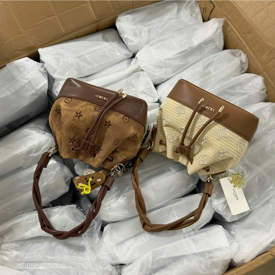 Túi Nữ QC YICHEN Quai Xoắn DÂY RÚT VẢI THÊU HOA NỔI SIZE 18.5 ( 25698 ) Khóa Nút Hít Kèm Charm [ DUN