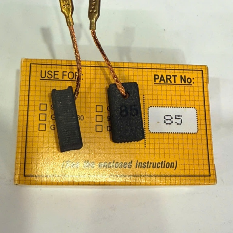 CHỔI THAN MÃ 85. HÃNG NB A85. BÁN 1 HỘP = 10 ĐÔI 9X6 CAO 17 DÂY GIM