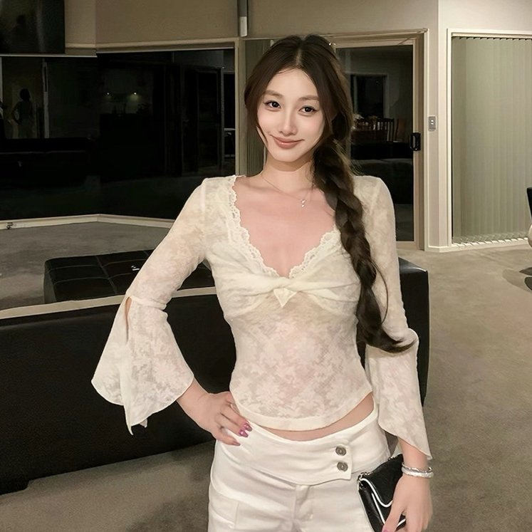 Áo thun ép hoa kiểu dáng cổ V thiết kế xoắn ngực độc đáo Aura top