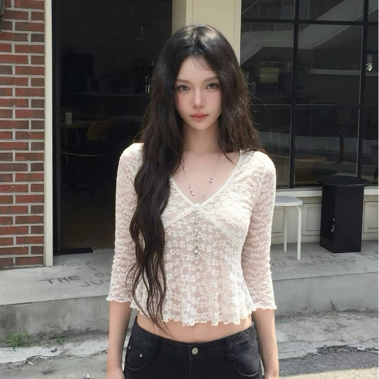 Áo cổ V croptop thun mềm thêu hoa Lin top