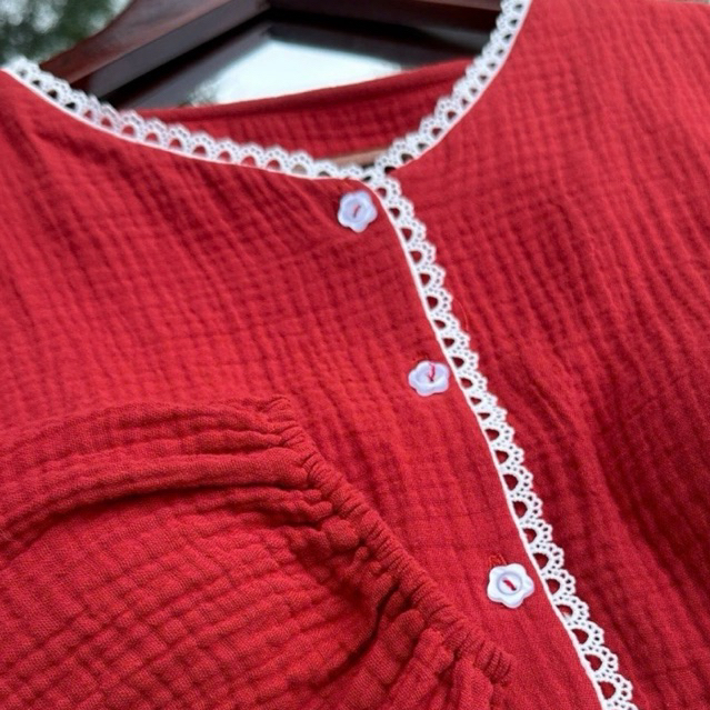Bộ đồ ngủ nữ dáng dài xô muslin, pijama áo tay bồng dài quần dài đỏ đô phối ren có mút mã Mùng 1 Hyd