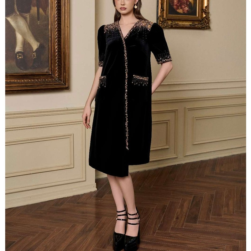 E41 ÉCLAIR DRESS - Váy Nhung Cổ Tim Đính Vai - ELETTO MODA